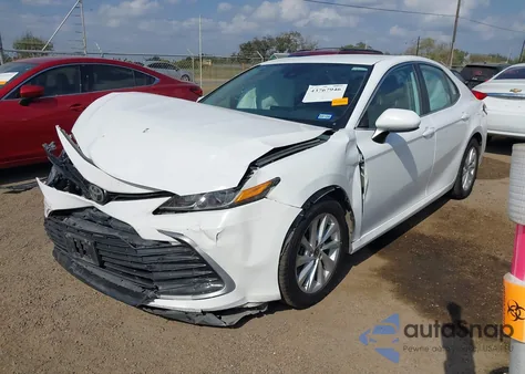 2021 Toyota Camry Le z USA, uszkodzony, nr VIN 4T1C11AK3MU577082